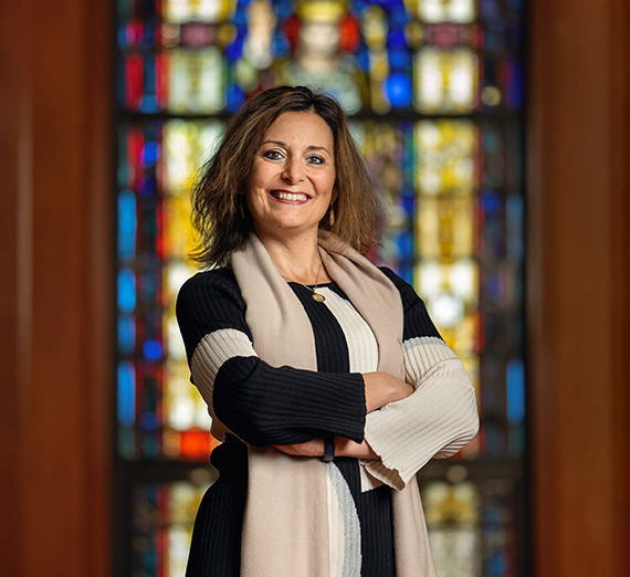 الرئيس ماكولوهو يلقي خطابًا مع إضاءات متألقة في الخلفية.